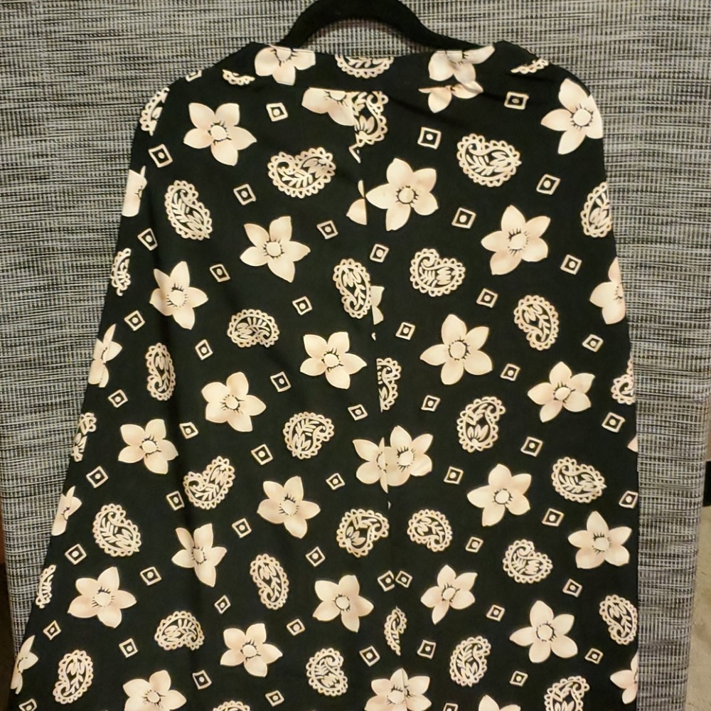 Intriguing BLACK/Cream Threads Floral Skirt 6.  D